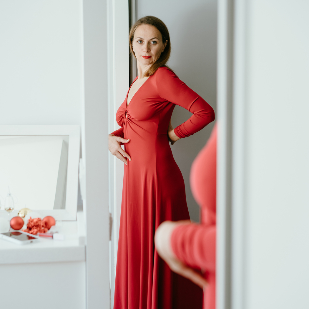 Modne sukienki na wesele dla 50-latki na 2024 rok. W tych gustownych modelach zrobisz furorę